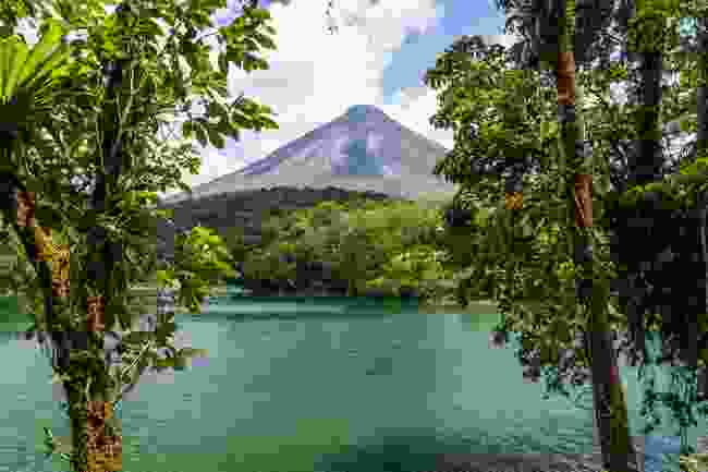 View of Costa Rica&#39;s volcano through the wilderness (Shutterstock)